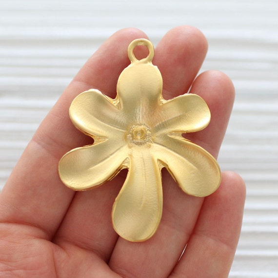 Flower pendant, daisy pendant, gold flower medallion, gold flower pendant, large pendants, gold flower, large leaf flower, flower findings