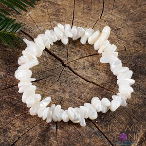 MOTHER Of PEARL Chip Bead Bracelet  :  Natural White Crystal Handmade Elastic Jewelry,  E0777
