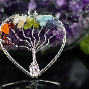 CHAKRA-hanger levensboom met chipkraal: stijlvolle met draad omwikkelde hanger met regenbooghart, E0909