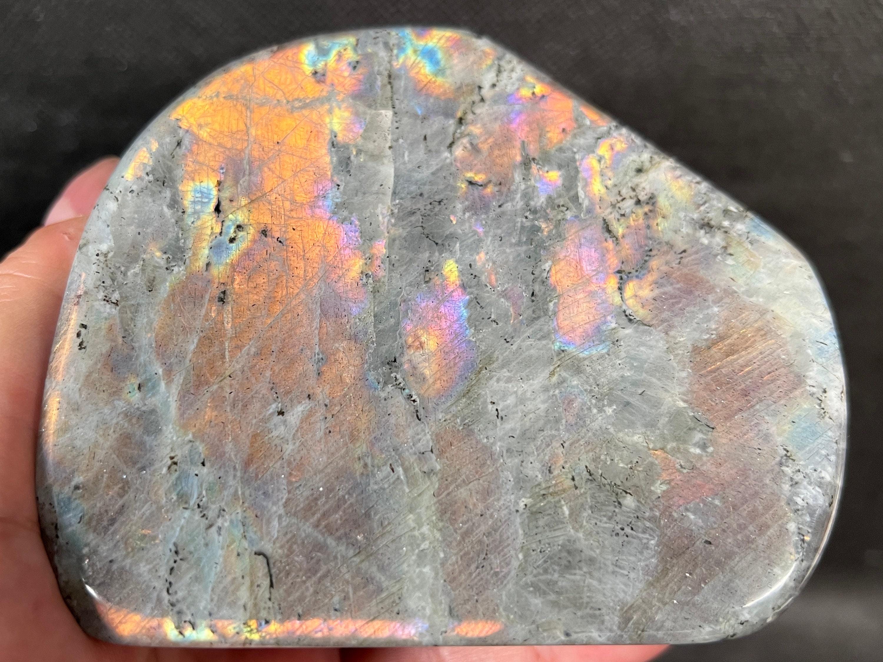 マルチカラー ラブラドライト タワー：664 グラム 本物の研磨石装飾