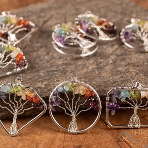 Colgante Árbol de la Vida Chakra: Cuentas arcoíris, diamantes, círculos y rectángulos envueltos en alambre, E1999