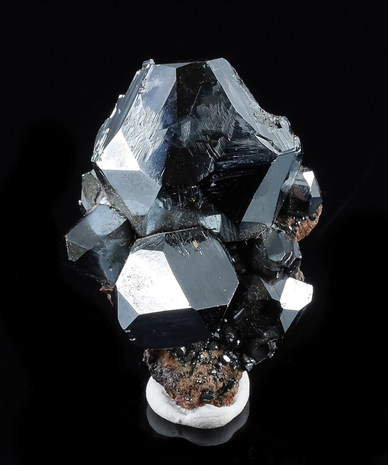 Гематит красный железняк. Hematite минерал. Гематит / минерал. Кровавик гематит кровавик. Гематит камень кристалл.