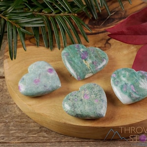 Corazón de cristal de rubí fucsita - Mini piedra de bolsillo tallada en forma de corazón, regalo para mamá, cristales y piedras curativas, E1598