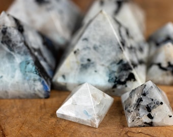 Pirámide de cristal de piedra lunar arcoíris - Geometría sagrada, metafísica, cristales y piedras curativas, E1824