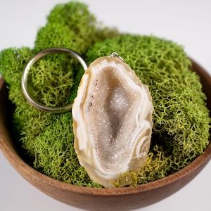 Raw AGATE GEODE Crystal Keychain - Metaphysical, Raw Rocks and Minerals, Gift, E2051