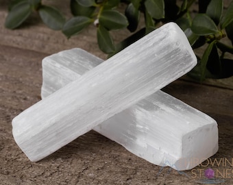 SELENITE Crystal WANDS: set x 8 kleine, x 4 middelgrote witte onbewerkte staafjes, oplaadplaten, E1022