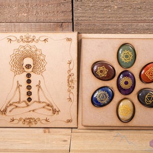 7 CHAKRA-stenen in houten kist met kristalrasterbord: gegraveerde Boeddha-yogakit, E1754
