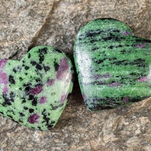 RUBY ZOISIT Kristallherz - Selbstfürsorge, Mutter Geschenk, Wohnkultur, Heilende Kristalle und Steine, E2173