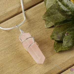 Colgante de cristal de cuarzo rosa - Collar con punta de piedra preciosa pulida envuelta en alambre, joyería de piedra natal rosa, E0142