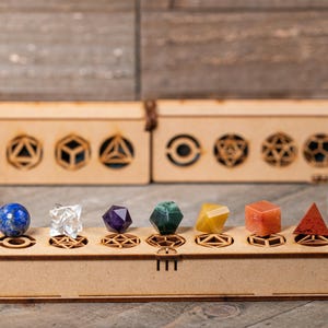 PLATONIC SOLID Set gesneden vormen: chakra, roos, kwartskristallen, houten kist rasterbord, E1760