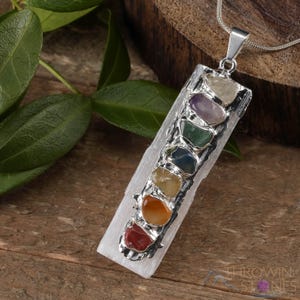 7-Chakra-Selenit-Kristallanhänger – Roher, satinierter, getrommelter Regenbogen-Edelstein, metaphysischer Schmuck, E0284