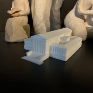 Peut inclure: Modèle miniature blanc d'un bâtiment avec des colonnes et un toit plat. Le modèle est en plastique et mesure environ 12,5 cm de long.