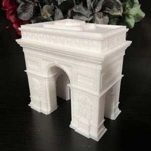 Op de afbeelding: Een wit plastic model van de Arc de Triomphe, een beroemd monument in Parijs, Frankrijk.