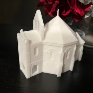 Könnte beinhalten: Ein weißes 3D-gedrucktes Modell einer kleinen Kirche mit einem Kuppeldach und einem Glockenturm.