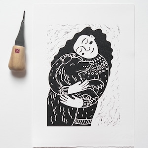 Meine beste Freundin | Original Handgemachter Linoldruck Kunstdruck | Frau umarmt ihren Hund