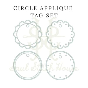 Puede incluir: Un conjunto de cuatro etiquetas circulares con el texto CIRCLE APPLIQUE TAG SET. Dos etiquetas tienen bordes festoneados y dos son lisas. Cada etiqueta incluye un pequeño orificio en la parte superior para colgar, con patrones de puntos.