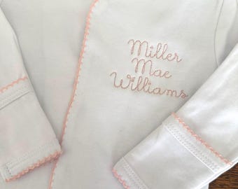 Puede incluir: Un letrero de madera rústico con la frase "Welcome to our porch" en letras blancas. El letrero presenta un acabado envejecido, ideal para la decoración exterior.