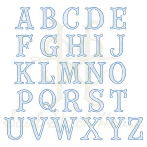 Può includere: Un set completo di lettere maiuscole dell'alfabeto inglese dalla A alla Z, reso in un colore azzurro con un aspetto di ricamo testurizzato. Ogni lettera presenta un distinto stile di carattere serif con un contorno bianco pulito.