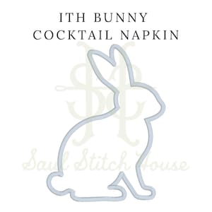 Op de afbeelding: Een lichtblauwe geborduurde omtrek van een zittend konijn. De tekst ITH BUNNY COCKTAIL NAPKIN is in het zwart boven de konijnvorm gedrukt en de tekst Saul Stitch House is zichtbaar in een licht handschriftlettertype achter het konijn.