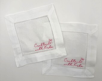 Servilletas de cóctel bordadas personalizadas, servilletas de lino personalizadas "Cócteles con tu nombre" con lazo, juego de regalo para fiestas con carrito de bar (juego de 4)