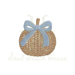 Puede incluir: Un diseño de bordado de una calabaza redonda de mimbre tejido color canela con un tallo pequeño y un lazo de tela azul claro atado en la parte superior. El texto Saul Stitch House es visible en una fuente cursiva clara detrás del gráfico.