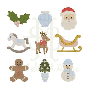 Puede incluir: Una colección de nueve iconos bordados con temática navideña que incluye hojas de acebo, un jarrón azul, Santa Claus, un caballito de madera, un reno con un lazo rojo, un trineo dorado, un hombre de jengibre, un árbol pequeño y un muñeco de nieve.