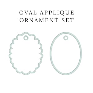 Puede incluir: Dos conjuntos de adornos de apliques ovalados de color azul claro. Uno tiene un borde festoneado y el otro es un óvalo simple. Ambos tienen un pequeño agujero en la parte superior para colgar. El texto "OVAL APPLIQUE ORNAMENT SET" está arriba.