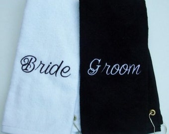 Könnte beinhalten: Zwei weiße Handtücher mit schwarzer Stickerei. Ein Handtuch sagt "Bride" und das andere sagt "Groom".