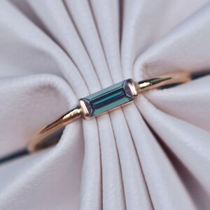 Alexandriet Lab Baguette 14k Gouden Fijne Minimalistische Stapelbare Ring: Geboortesteen van juni