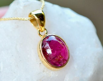 Rubellit rosa turmalin 18k massivt guldhalsband, hänge med oktobers födelsesten, naturlig rosa ädelsten i uttalandeform, julklapp till fru