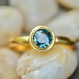 Teal Sapphire 18kt Gold Ring, September Birthstone Jewelry, Promise Ring, Unique Engagement Ring, Girlfriend Gift, Everyday Rings for Women