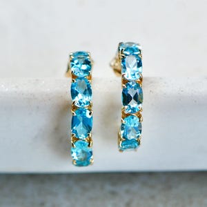 Aros de topacio azul de media aro en oro macizo de 14 kt, aros con piedras preciosas azules, pendientes con piedra de nacimiento de diciembre, regalo para novia, aros vintage con estilo.