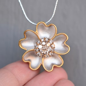スターリングシルバーの花のペンダントネックレス：天然ダイヤモンド 4月の誕生石