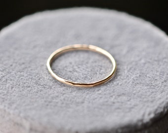 Solider 14k Gold Dünner Gehämmerter Ehering, Stapelring für Frauen, Schlichter 1mm Goldring, Minimalistischer Alltagsring, Geschenk Freundin