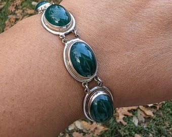 Soporte unisex vintage de plata de ley con ónix verde y diseño llamativo