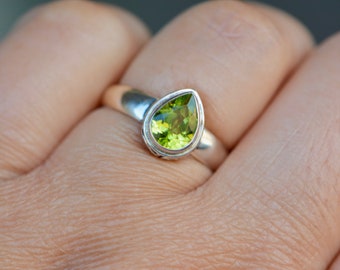 Peridot Ring Sterling Silver,  August Birthstone Ring, Teardrop Green Gemstone Ring Women, Statement Ring, Promise Ring, Girlfriend Gift