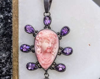 Halsband med snidad korallrosa kameo och ametist i sterlingsilver: Smycken med födelsesten i februari