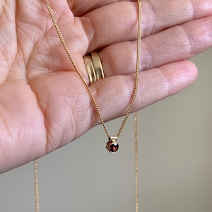 Collana con granato solitario, girocollo con pietre preziose, collana minimalista riempita in oro 14k, collana con cristalli di lusso, gioielli con pietre preziose