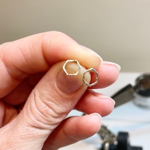 ハニカムスタッドピアス、14Kゴールドフィルドピアス、テクスチャードヘキサゴンピアス、小さなゴールドスタッド、ミニマリストピアス、バレンタインデーピアス