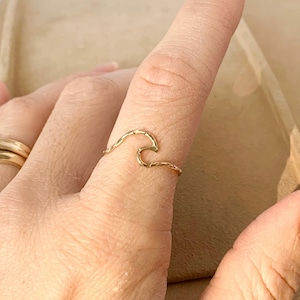 Anillo con textura ondulada: Anillo apilable chapado en oro de 14k