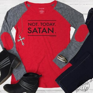 No hoy Satanás, Camiseta Preppy, Camisa de manga parche, Camiseta Raglan, Camiseta de fe, Fe, Aim Up Living, AimUp, Camiseta Parche, Preppy, Camiseta Slub