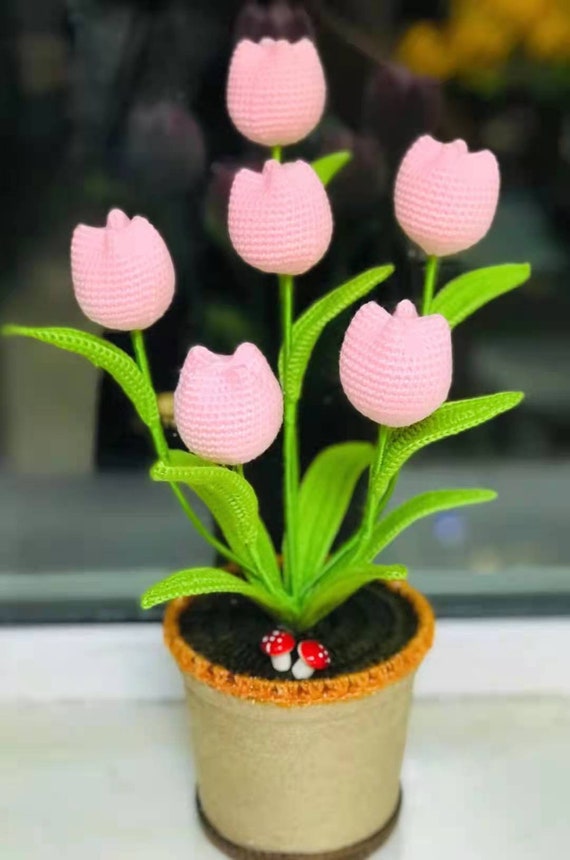 Tulipanes rosas de crochet en maceta: decoración del hogar hecha a