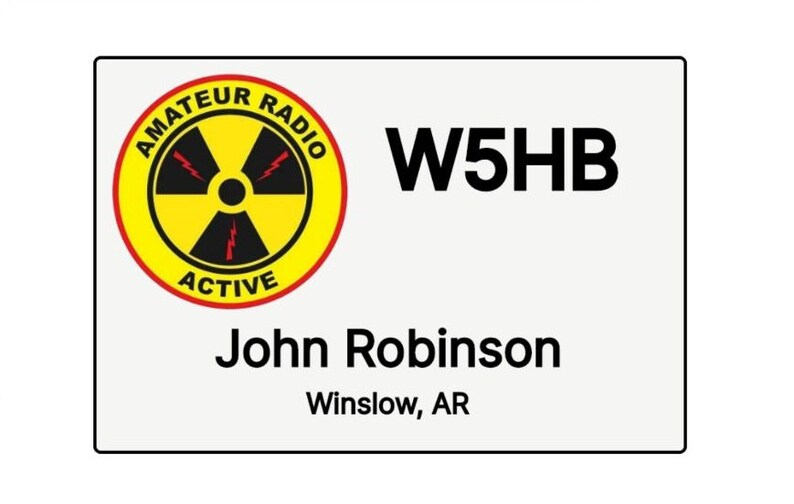 Peut inclure: Une carte blanche avec un logo de radio amateur jaune et rouge, l'indicatif d'appel W5HB et le texte "John Robinson, Winslow, AR".