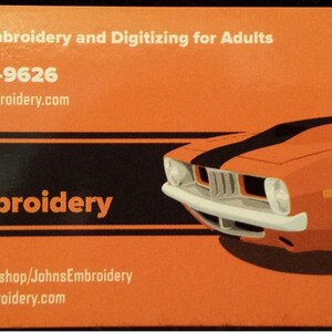 Op de afbeelding: Visitekaartje voor John's Embroidery, een service voor custom borduren en digitaliseren voor volwassenen. De kaart heeft een zwart en oranje kleurenschema met een vintage auto-illustratie. Het telefoonnummer is 479-684-9626 en de website is www.johnsembroidery.com.