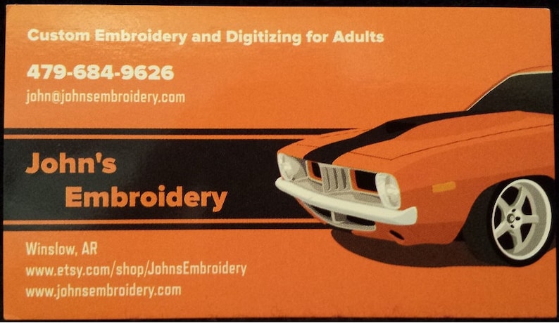 Op de afbeelding: Visitekaartje voor John's Embroidery, een service voor custom borduren en digitaliseren voor volwassenen. De kaart heeft een zwart en oranje kleurenschema met een vintage auto-illustratie. Het telefoonnummer is 479-684-9626 en de website is www.johnsembroidery.com.