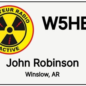 Peut inclure: Une carte blanche avec un cercle jaune contenant un symbole de radiation noir avec des &eacute;clairs rouges. Le texte "Amateur Radio Active" est &eacute;crit autour du cercle. Le texte "W5HB" est &eacute;crit en noir sur le c&ocirc;t&eacute; droit de la carte. Le texte "John Robinson" est &eacute;crit en noir sous le cercle. Le texte "Winslow, AR" est &eacute;crit en noir sous le nom.