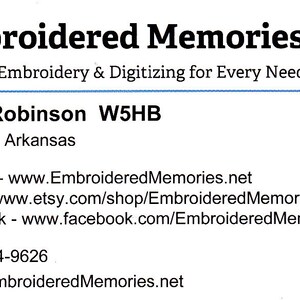Peut inclure: Carte de visite pour Embroidered Memories, un service de broderie et de num&eacute;risation personnalis&eacute;. La carte comprend le nom de l'entreprise, le nom du propri&eacute;taire, John Robinson, l'indicatif d'appel W5HB, l'emplacement Winslow, Arkansas, l'adresse du site Web www.EmbroideredMemories.net, le nom de la boutique Etsy Embroidered Memorys, le nom de la page Facebook EmbroideredMemorys, le num&eacute;ro de t&eacute;l&eacute;phone (479) 684-9626 et l'adresse e-mail john@EmbroideredMemories.net.