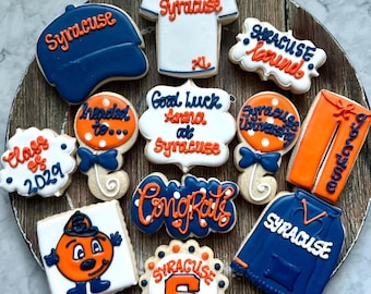 1 dozzina di biscotti di zucchero splendidamente decorati con il logo dell'Università di Syracuse.