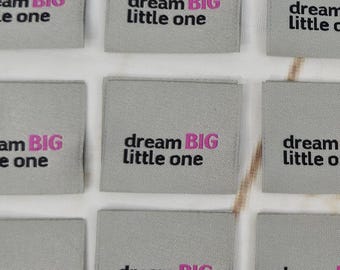 Dream Big Little One, rosa, da cucire, etichette tessute, etichette per vestiti, etichette per indumenti, etichette per progetti di cucito, tessuto Rubyjam, confezione da 10