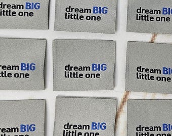Etichette tessute Dream Big Little One, blu, da cucire, etichette per vestiti, etichette per indumenti, etichette per progetti di cucito, tessuto Rubyjam, confezione da 10